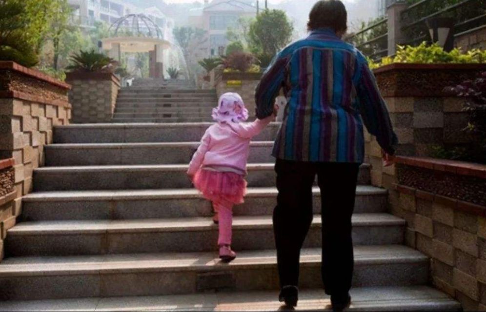 儿子让老母亲住自家车库,被“群骂”不孝顺,真的很过分吗?