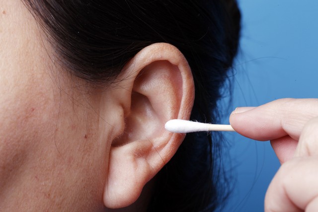 男朋友亲女朋友致耳膜穿孔,情侣亲吻导致耳膜穿孔