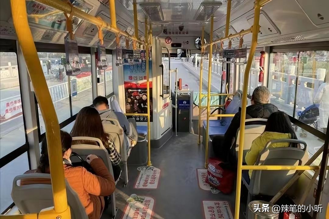 被泼硫酸毁容的16岁少女,十六岁花季少女被泼硫酸