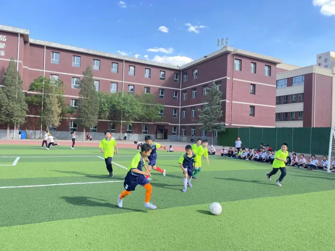 包头市青山区小学足球比赛,驰骋绿茵球场圆中国足球梦