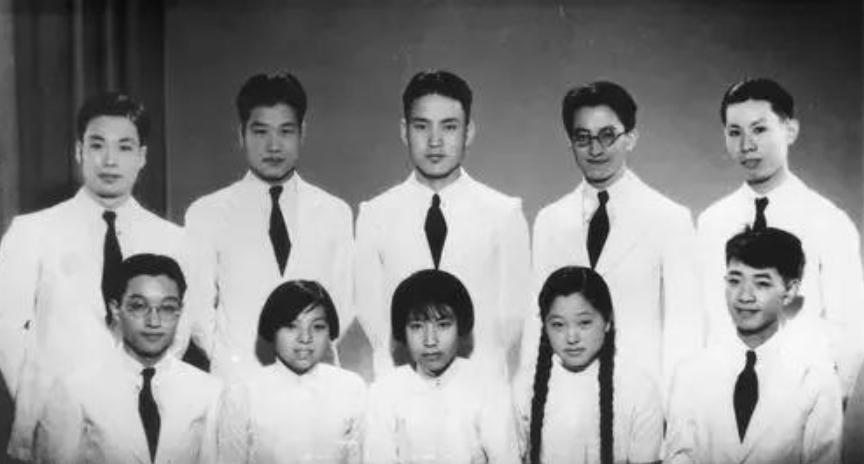 居里夫人何泽慧简历,何泽慧与居里夫人合影照片