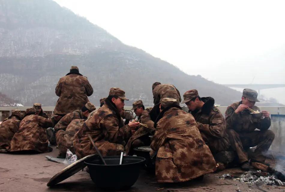 压缩军用压缩饼干是用什么做的,军用压缩饼干煮了之后是什么样子