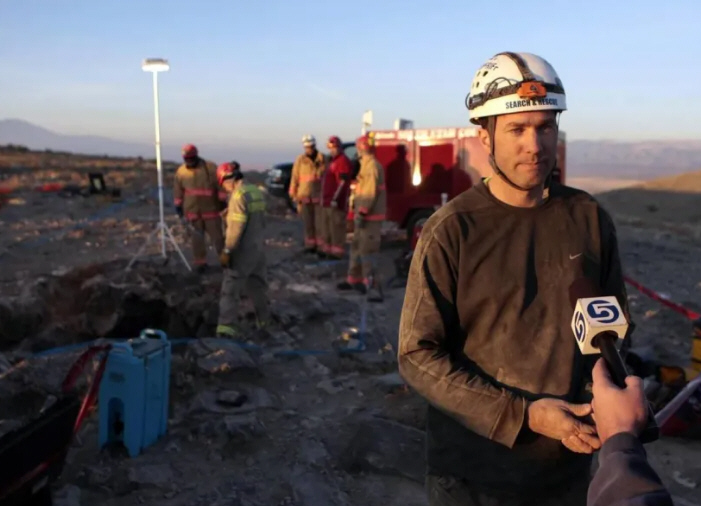 男子探险被卡在山洞里,男子进洞穴探险被卡住再没出来