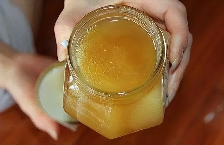 蜂蜜真假辨别方法养蜂人视频,老蜂农演示真蜂蜜的来历