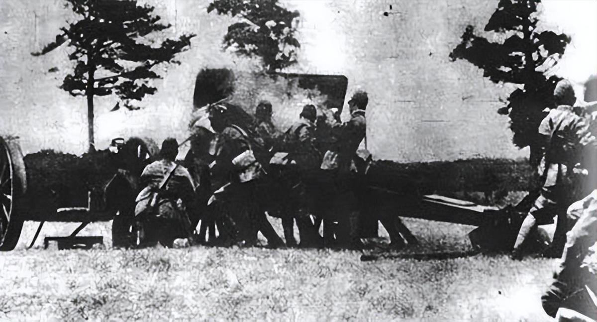 高清老照片：旗人格格大腿岔开豪放洗衣，地主三妻四妾不输女明星