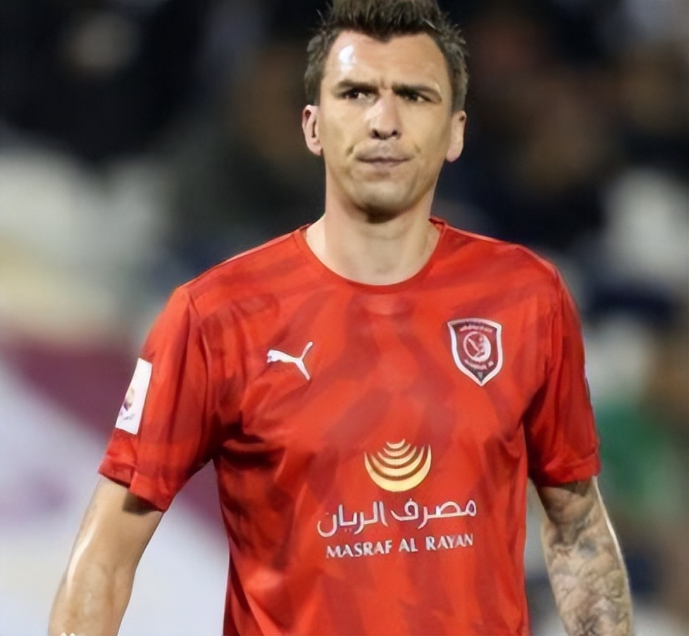 两位锋霸的故事，一个还在场上驰骋，一个坐在了教练席