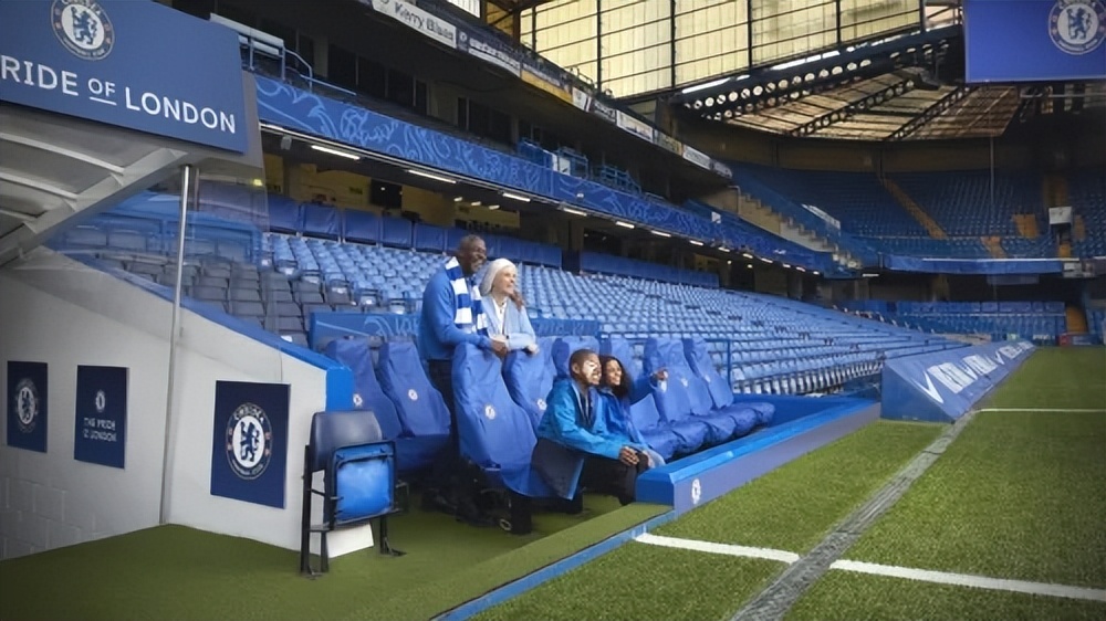 父亲节带着爸爸一起踢球,父亲节孩子和爸爸的篮球互动