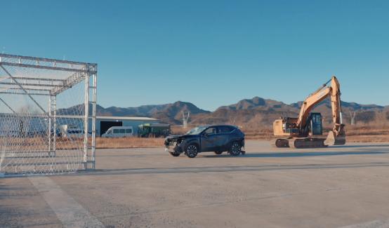 请注意这不是电影特效！影酷在非人道“虐车”下存活了！