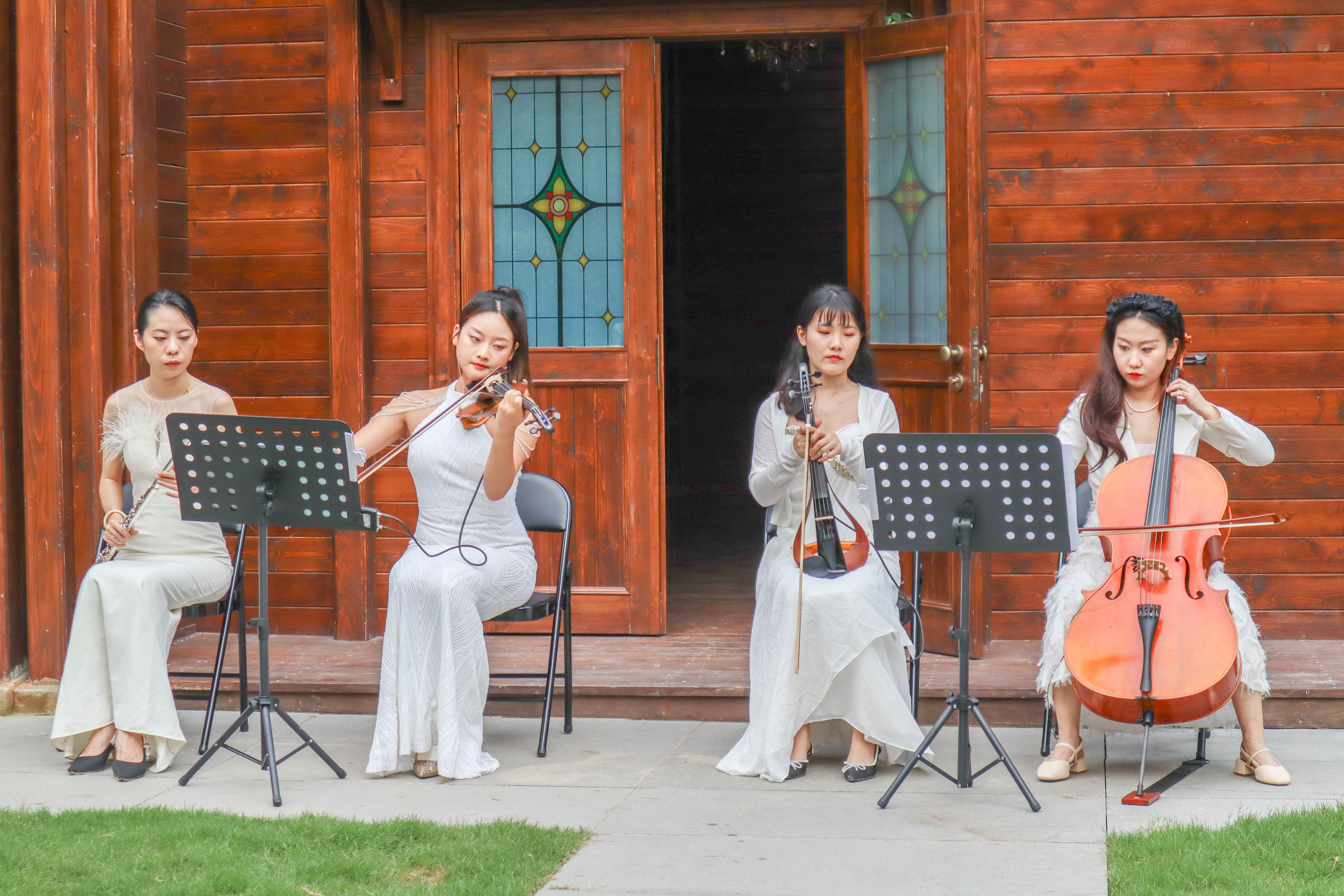 上海迪士尼值得玩的地方,上海迪士尼乐园周末人山人海