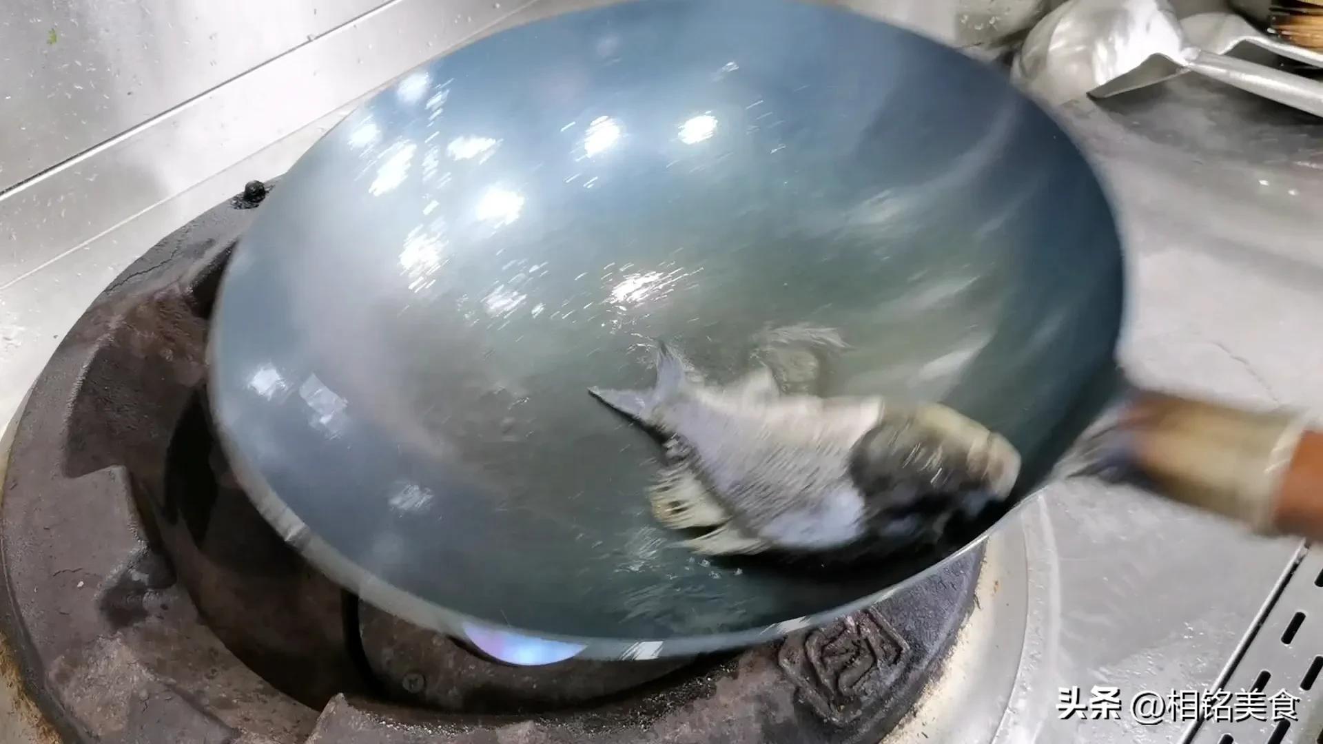 新铁锅怎样开锅小妙招视频,不粘锅的铁锅最佳开锅方法