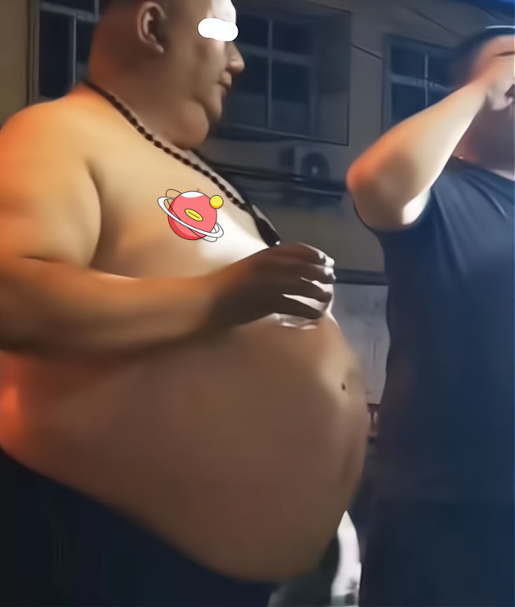 男子喝酒喝出超大啤酒肚,男生喝酒后的超大啤酒肚