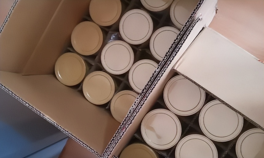 “他比儿子还关心我......”老人口中的“干儿子”给他的备注却是“仆人”