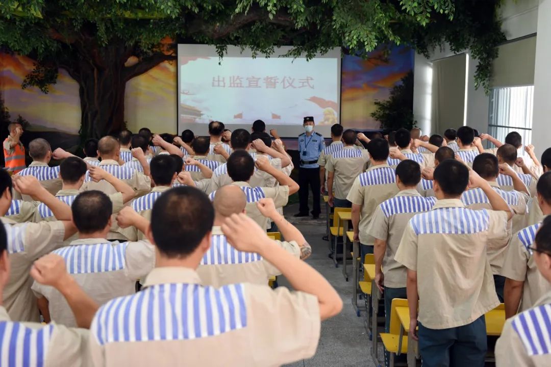 监狱服刑人员冬天有厚衣服吗,监狱里犯人穿自己的衣服吗