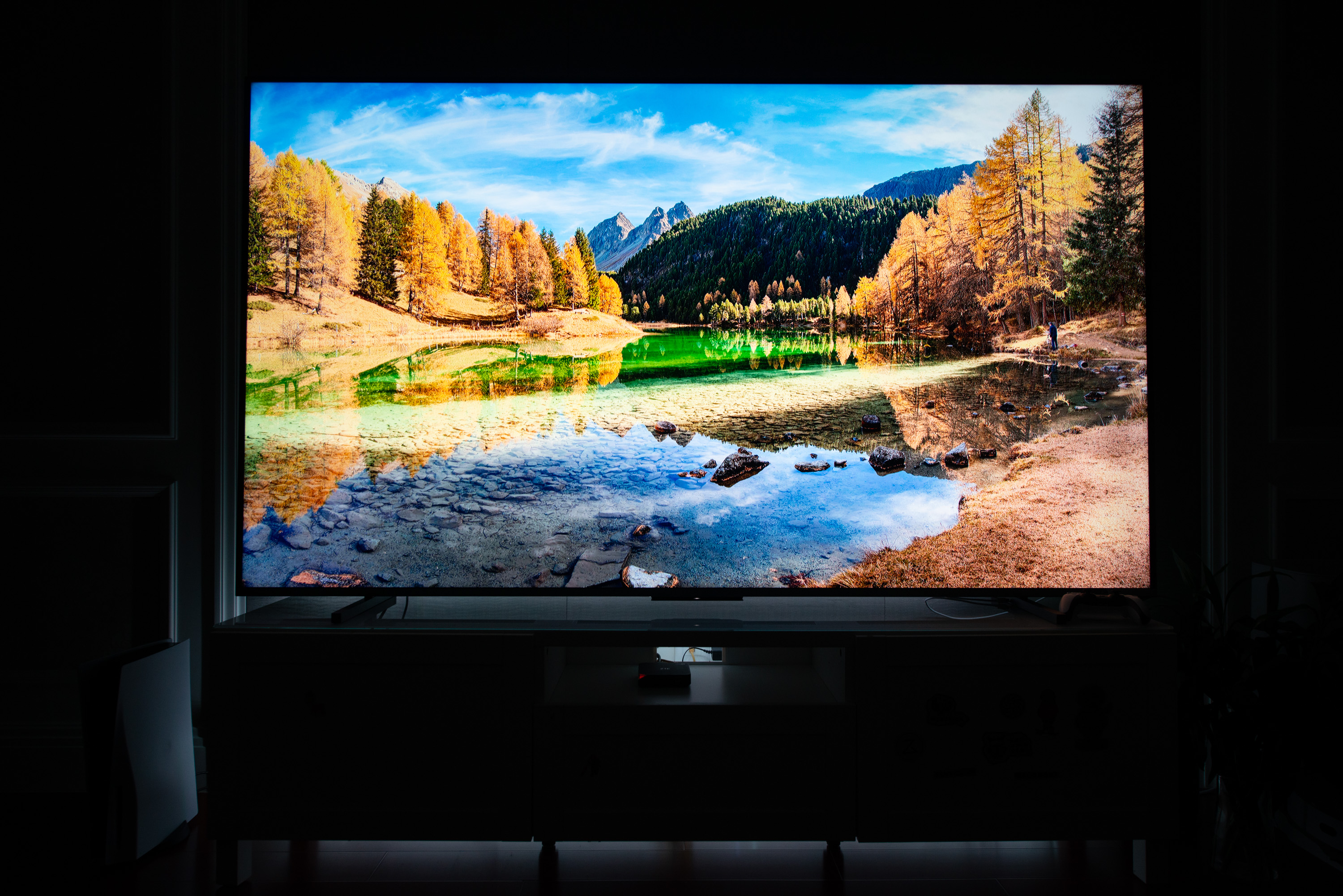 家里电视碎屏了,才让我有机会做了两台7k价位85英寸电视机横评