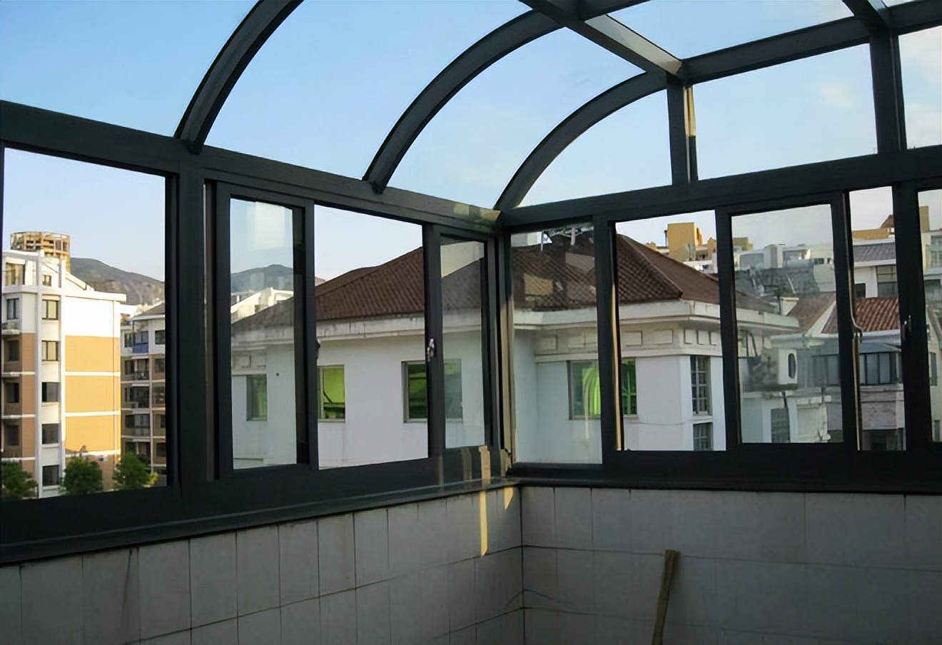 买房说可以封阳台物业不让封,封露台怎么跟城管报备