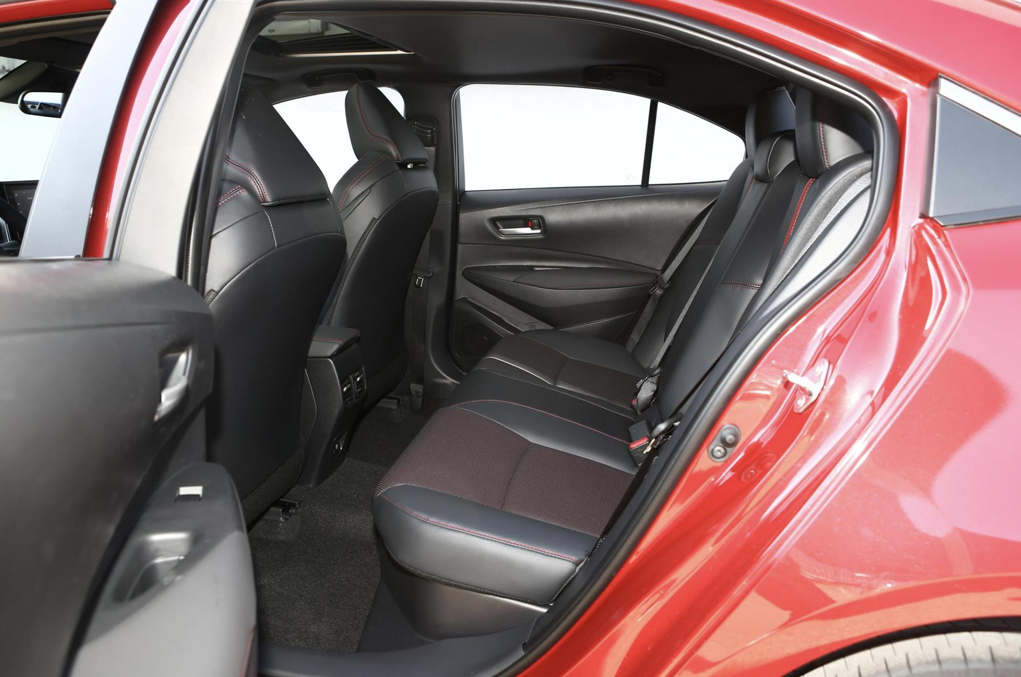 丰田雷凌2021款和大众速腾测评,雷凌和速腾对比哪个更值得入手