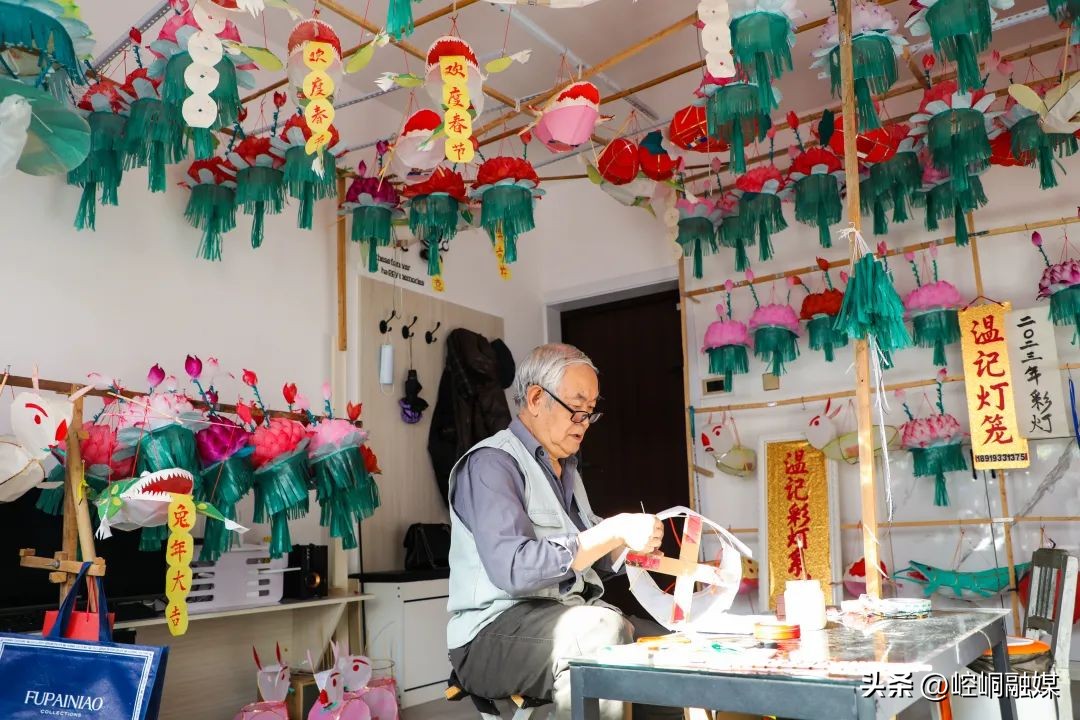 观看中国传统民俗花灯演出,弘扬传统文化观花灯