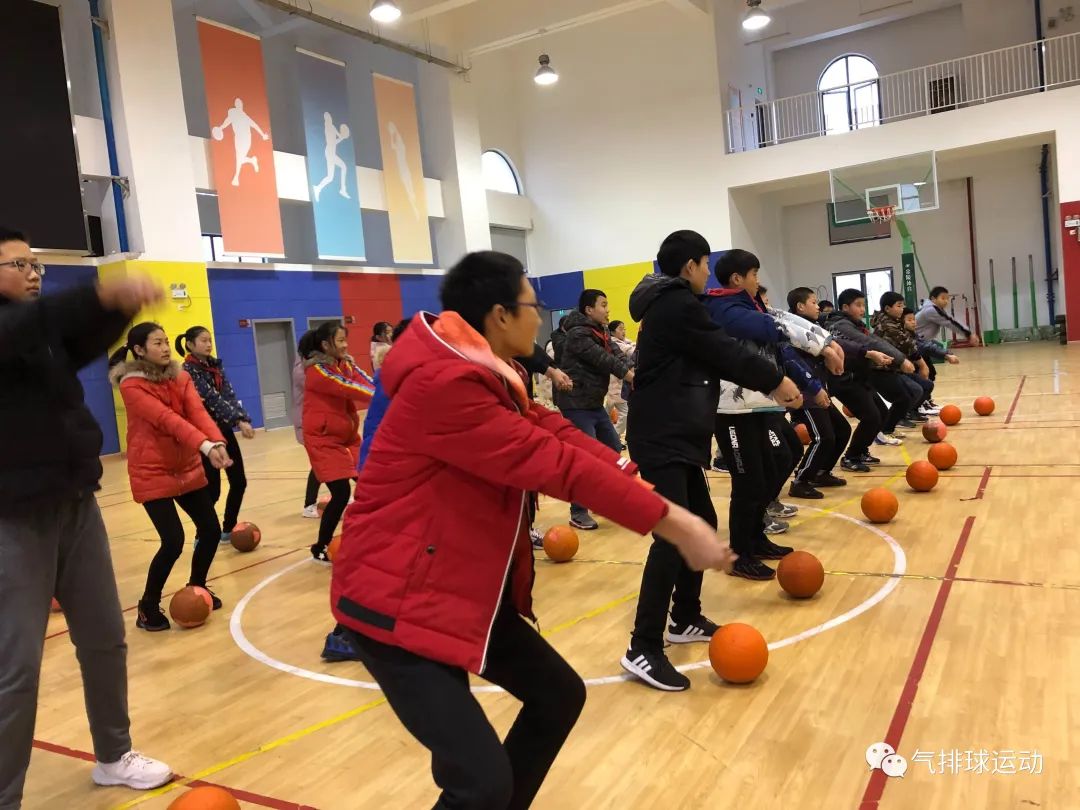 体育排球垫球游戏,排球多种方式的垫球游戏