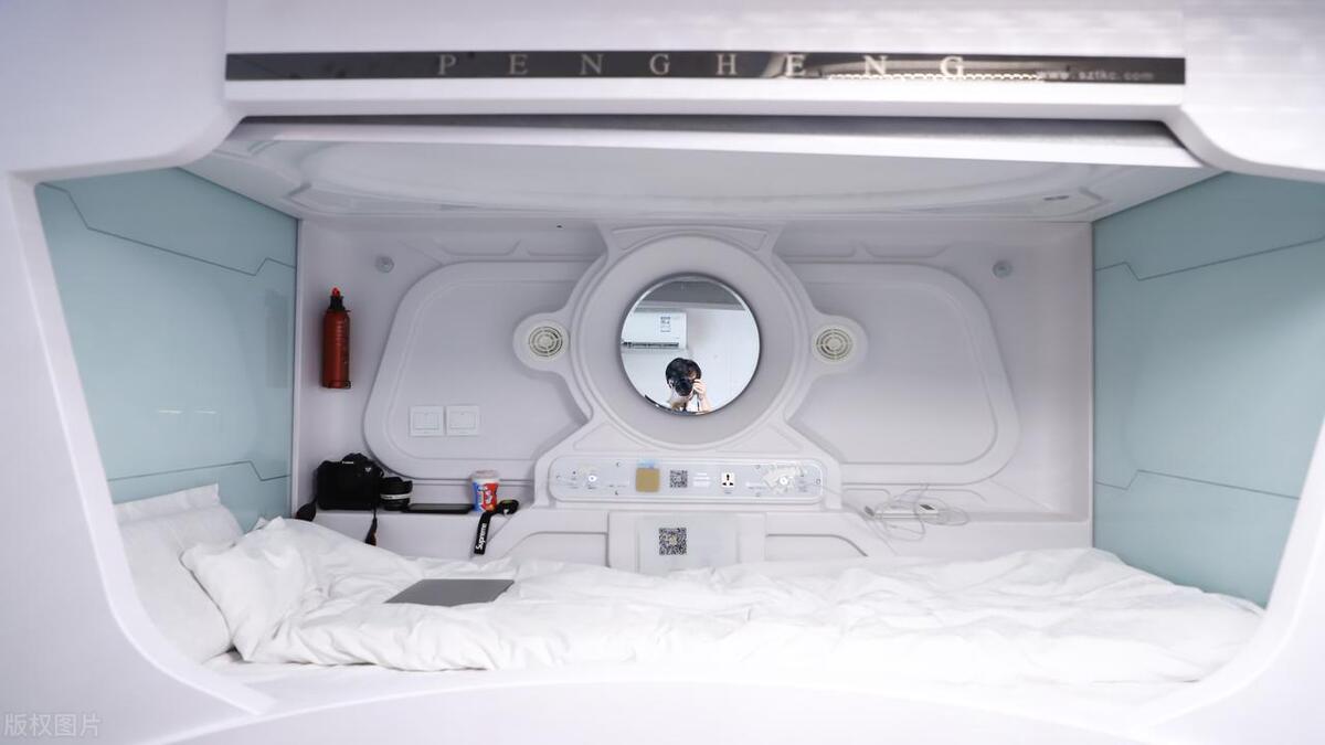 年轻人租房降级住太空舱,租房降级年轻人住30元1天太空舱