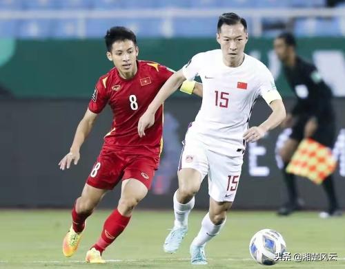 国足输给越南后球迷真实反应,足球媒体人评价国足输越南