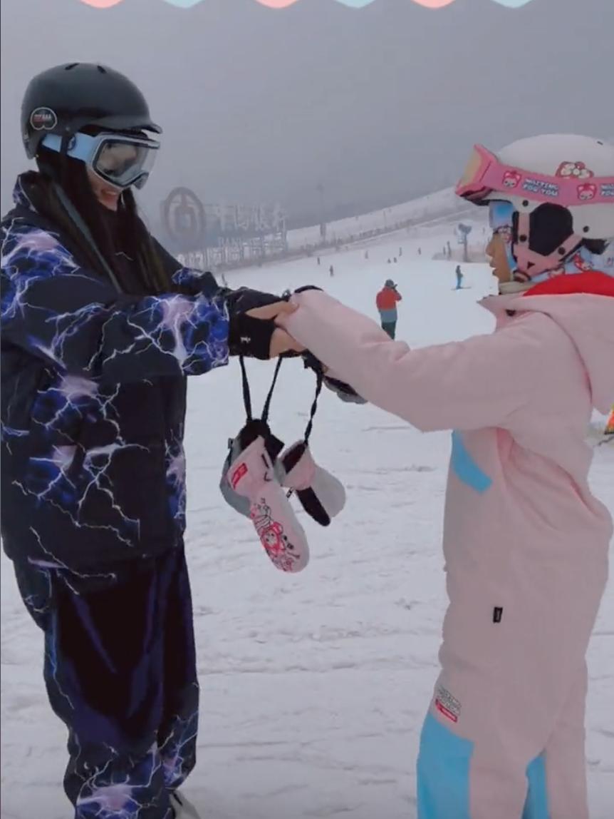 李小璐晒甜馨滑雪视频，为其重金聘请私人教练，此前被曝鲜肉恋情
