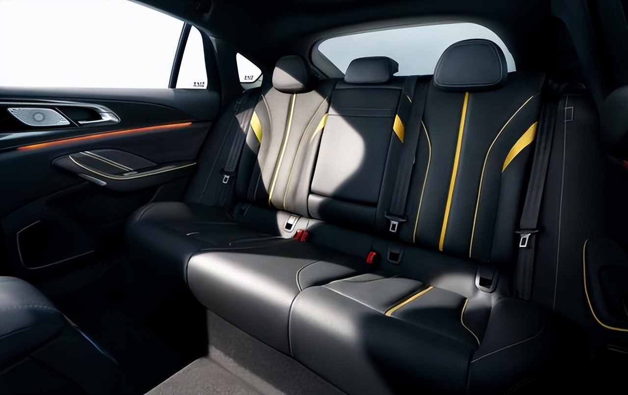 “中国制造”绝了！魔毯悬架+252Ps，比CC漂亮，网友：雅阁买早了