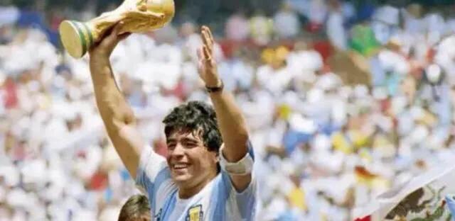阿根廷夺冠梅西捧起大力神杯,世界第三球王梅西封神