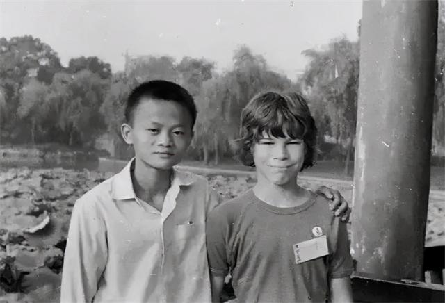35年前资助马云的父子,马云后来怎么报恩的