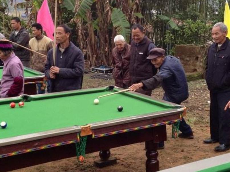 重庆残疾小伙卖白糕,重庆卖白糕富翁被杀