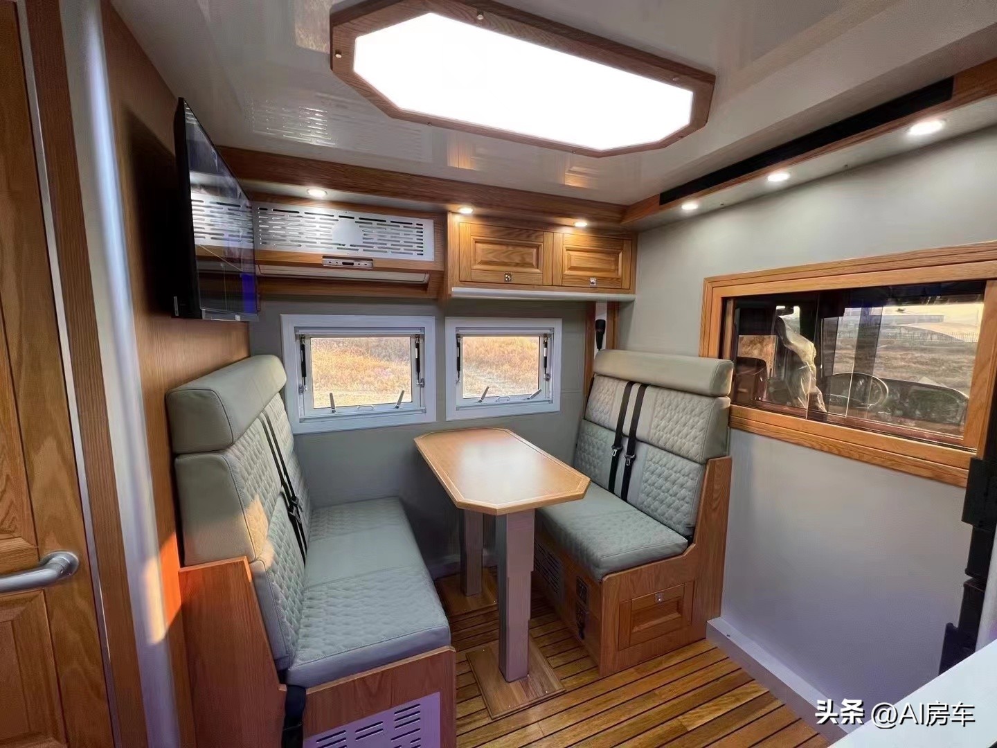 新重汽豪沃4x4越野房车自驾视频,重汽无疆4x4四驱越野房车氮气减震