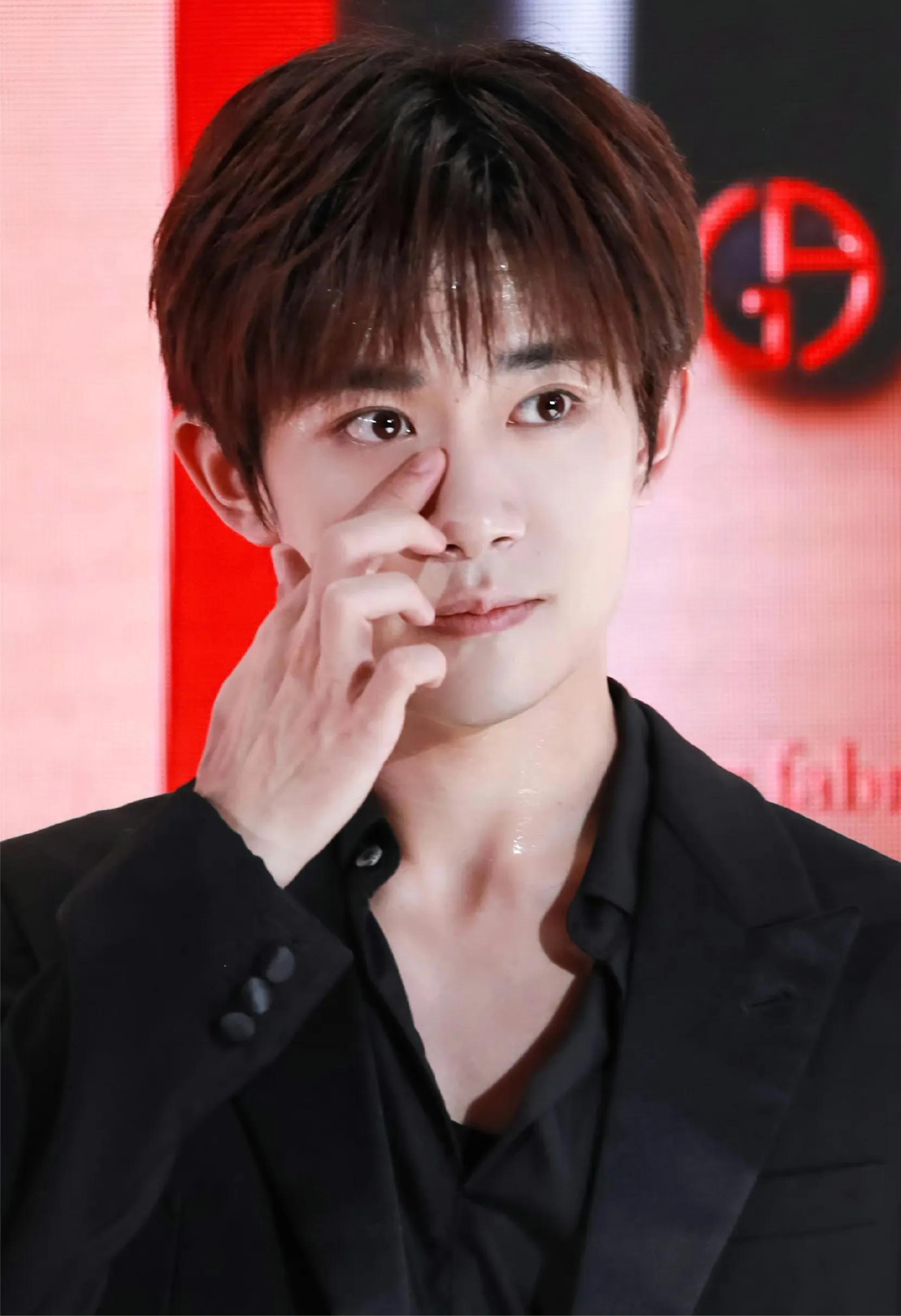 易烊千玺压轴出席阿玛尼活动,易烊千玺出席阿玛尼