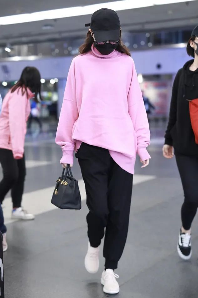 唐嫣在机场时背的焦糖色包,唐嫣曾经用过哪些包包