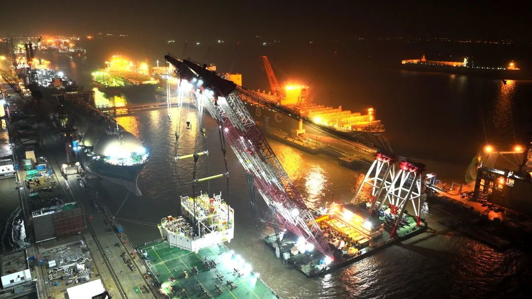 1300吨模块吊装！“格里亚”轮再气化模块“安家落户”！