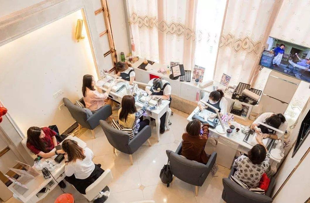 学习美甲美睫当学徒还是交学费好,学美甲不能试学吗