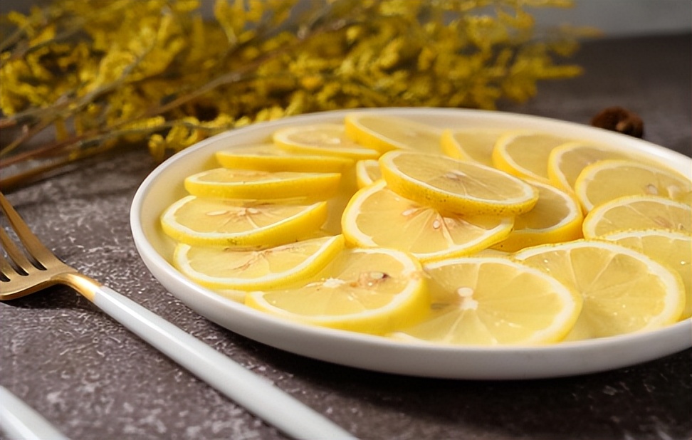 天气热了多喝点开水注意身体,天气热流汗多拿什么泡水喝最好