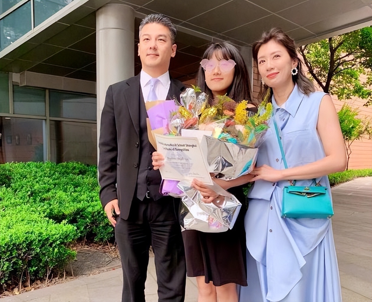 假装高贵、喜欢炫富、爱傍富豪，这些台湾女星活该没有好下场