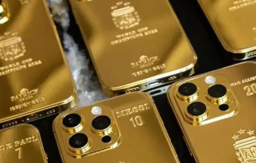 道德绑架？中国名记调侃梅西给队友送手机：为什么送苹果不送华为