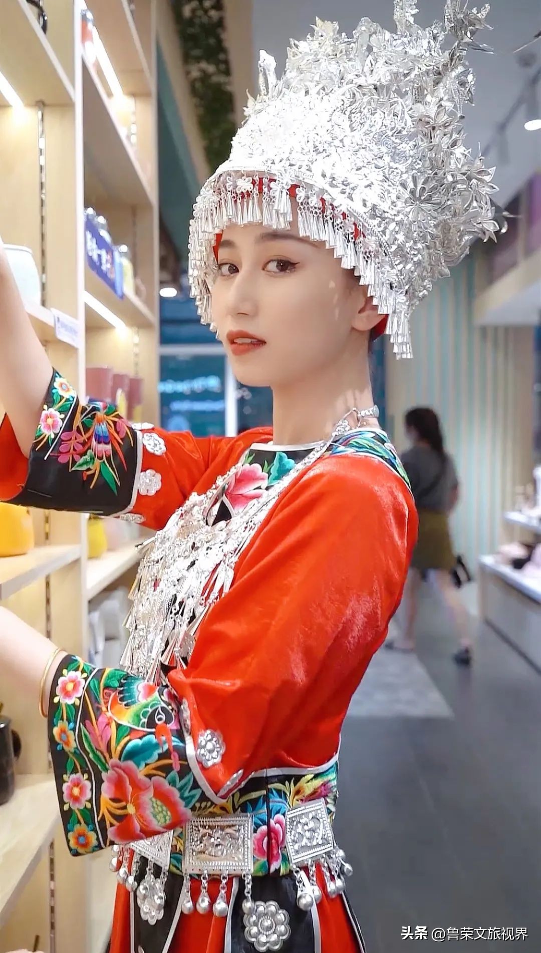 90后湖北姑娘拍56个民族服饰抖音,95后女孩耗时247天拍摄56民族服饰