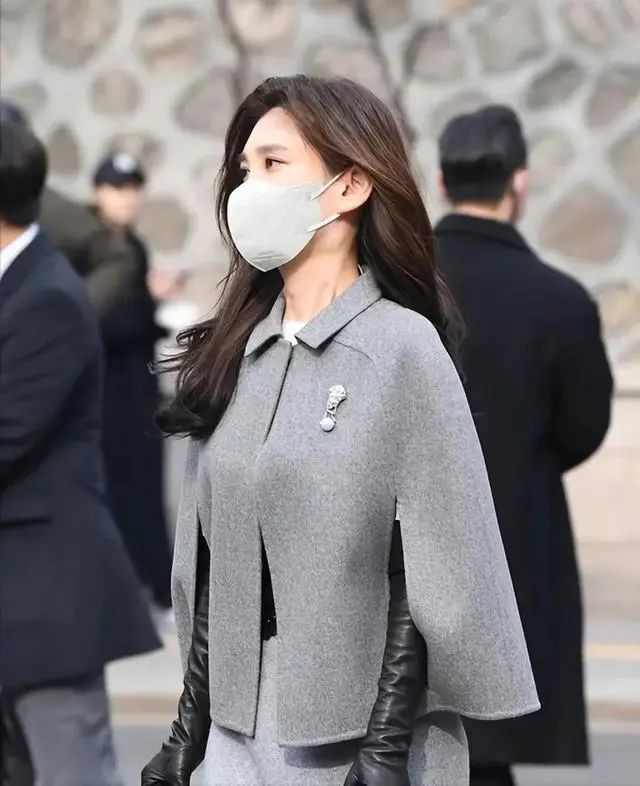 花141亿离婚后,52岁的她回春了