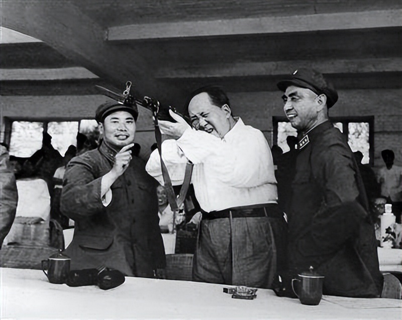 1958年毛主席参观安徽省博物馆,途中突然问解说员:这条鱼吃人吗