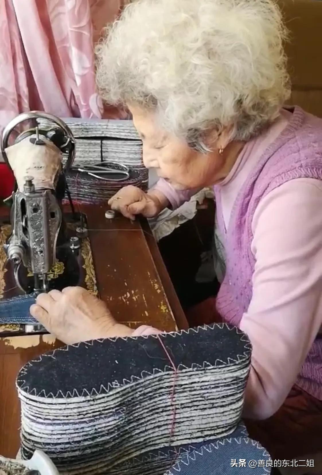 85岁的母亲选择独居，她有四份工作要做