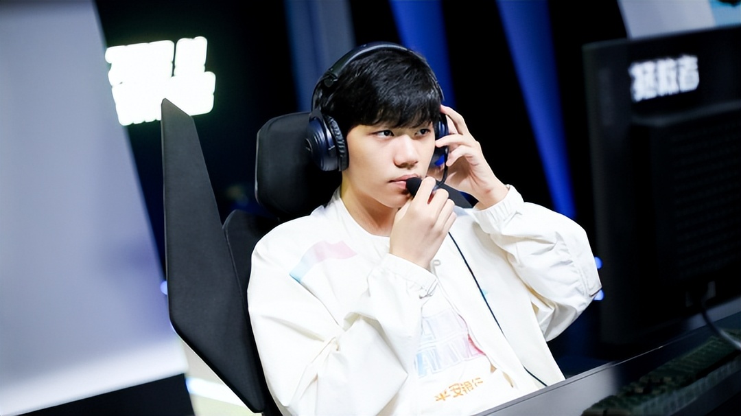 大无语事件！跟T1合作企业原来是“小黑子”，门店挂出1557时钟