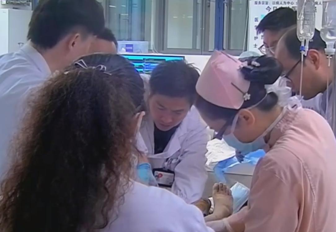 53岁父亲遭受车祸九死一生,父亲被卡车拦腰碾压救活了吗