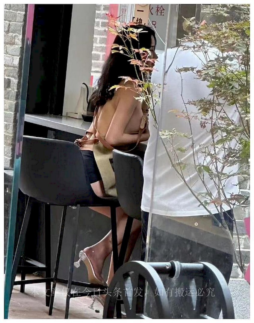 模特走秀?真空全裸上阵!广州一咖啡店员工只穿安全裤上班?