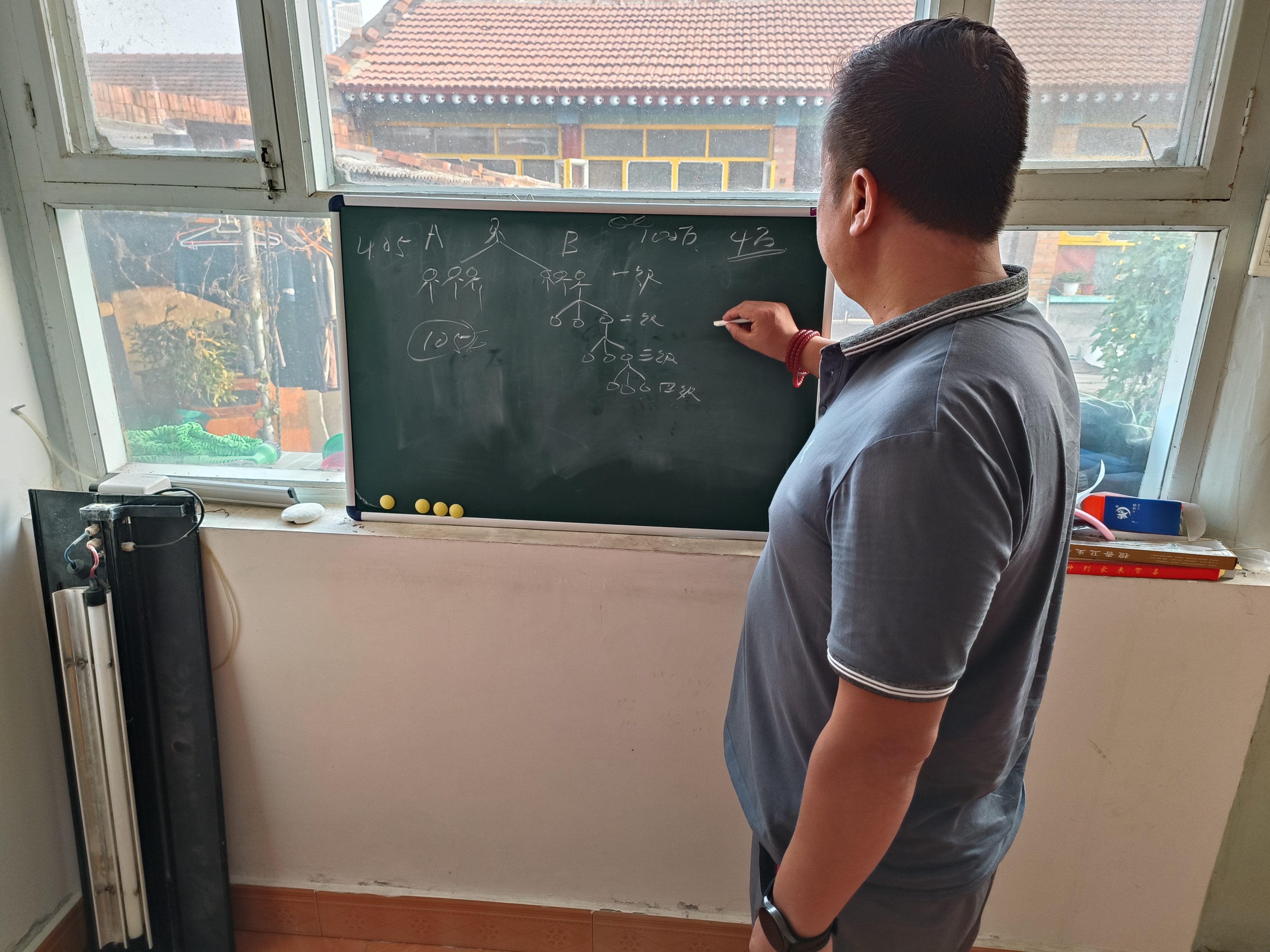 46岁前总经理找工作:差点被骗买房、误入传销,黄了5份工作,“只想找份工作,没想这么不靠谱”