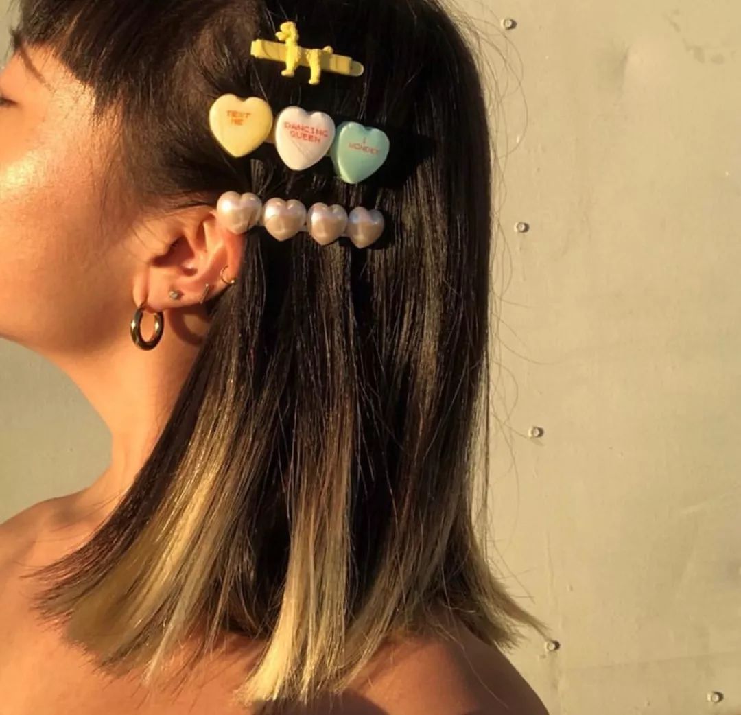 儿童用泫雅风彩色发夹怎么扎好看 (泫雅一字夹发夹佩戴方法)