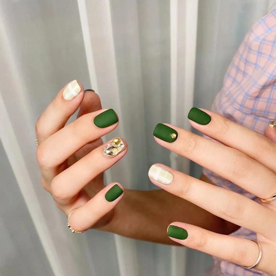 豆沙色美甲显手白吗,雾霾蓝跳色美甲图片显手白