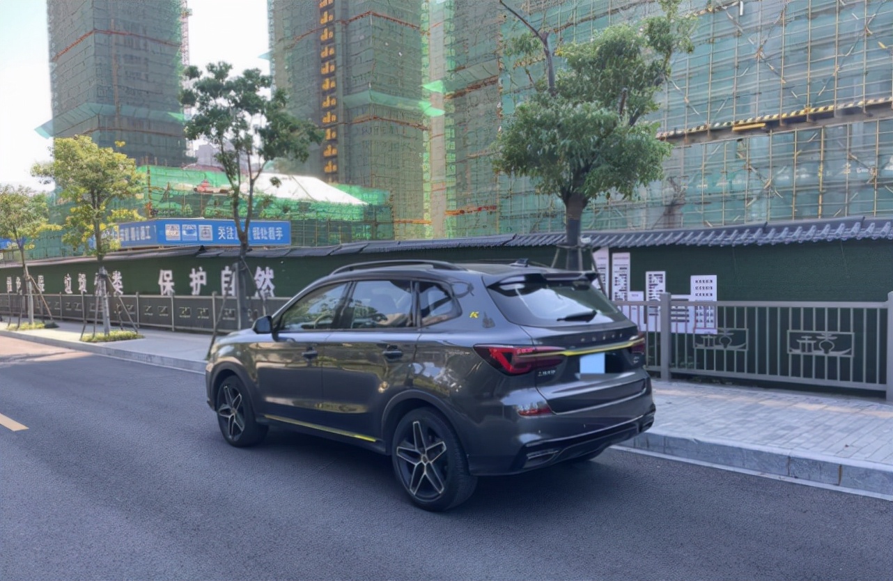 荣威rx51.5t2022款百万款,荣威rx52.0t10万