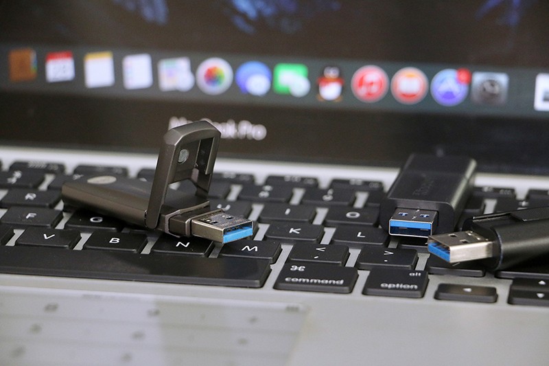 ssd固态u盘和普通u盘评测,固态U盘和闪存U盘哪个更稳定