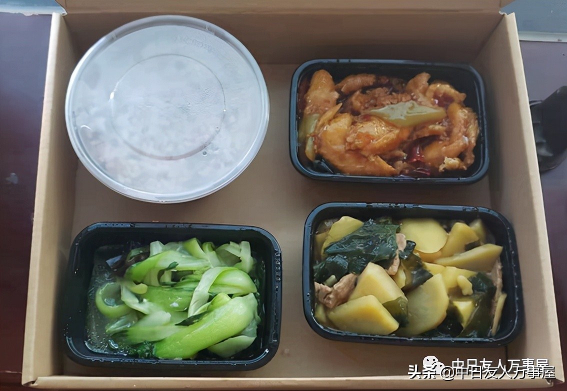 记得房间里放右翼书本的是日本哪家酒店吗？